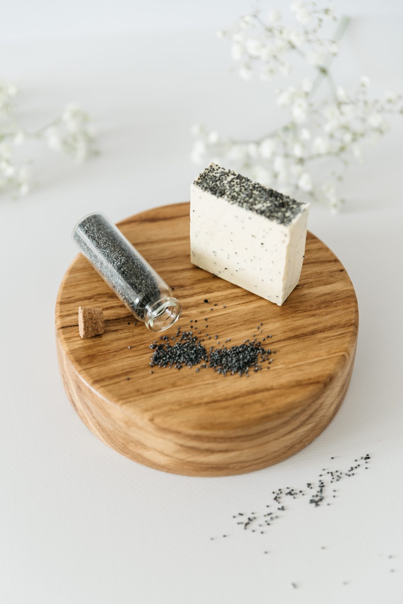 The King Alminty, natural soap with exfoliation and spicy notes - Image 1
